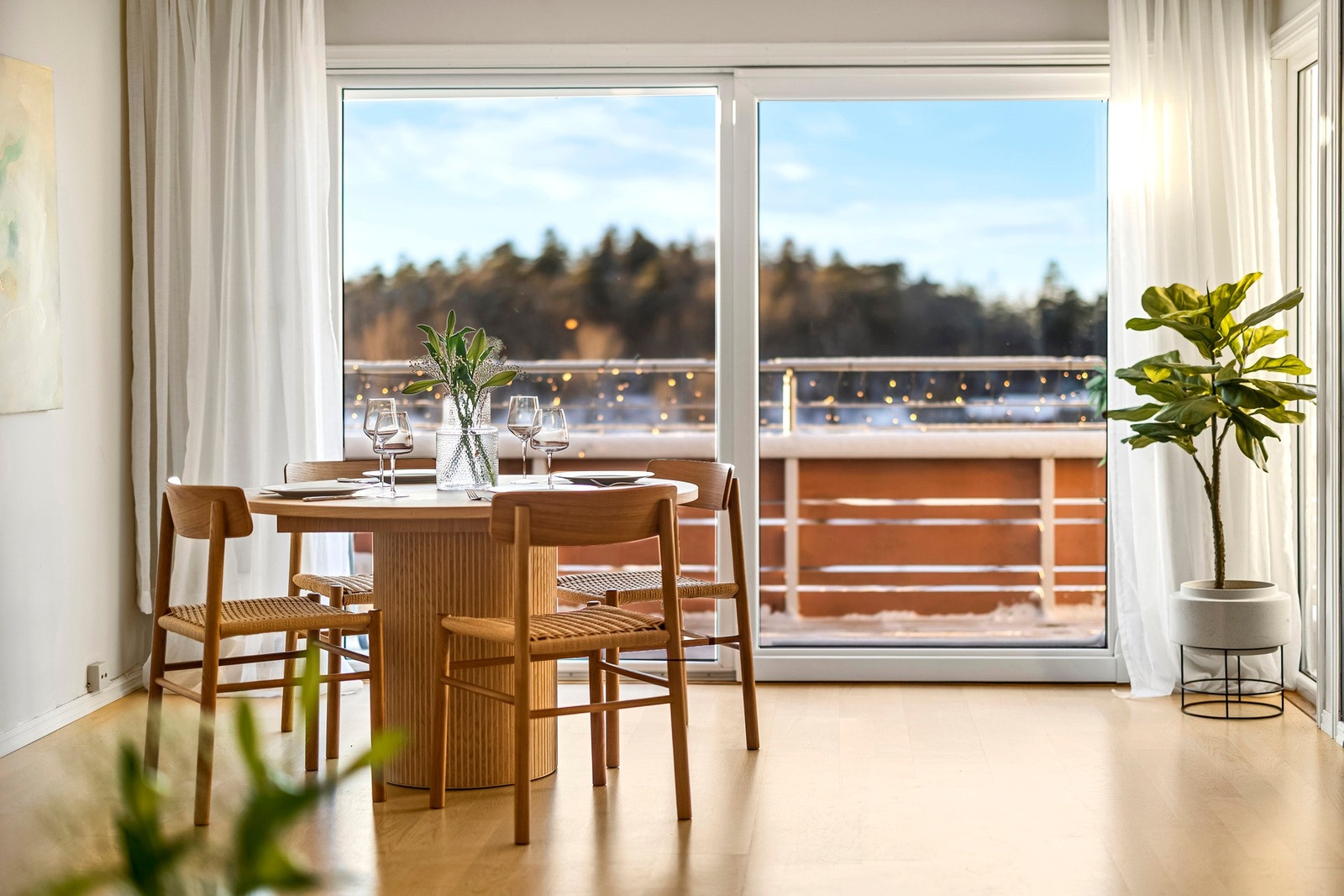 Fra stuen er det utgang til vestvendt balkong med flotte utsiktsforhold mot Oslofjorden Galleribilde