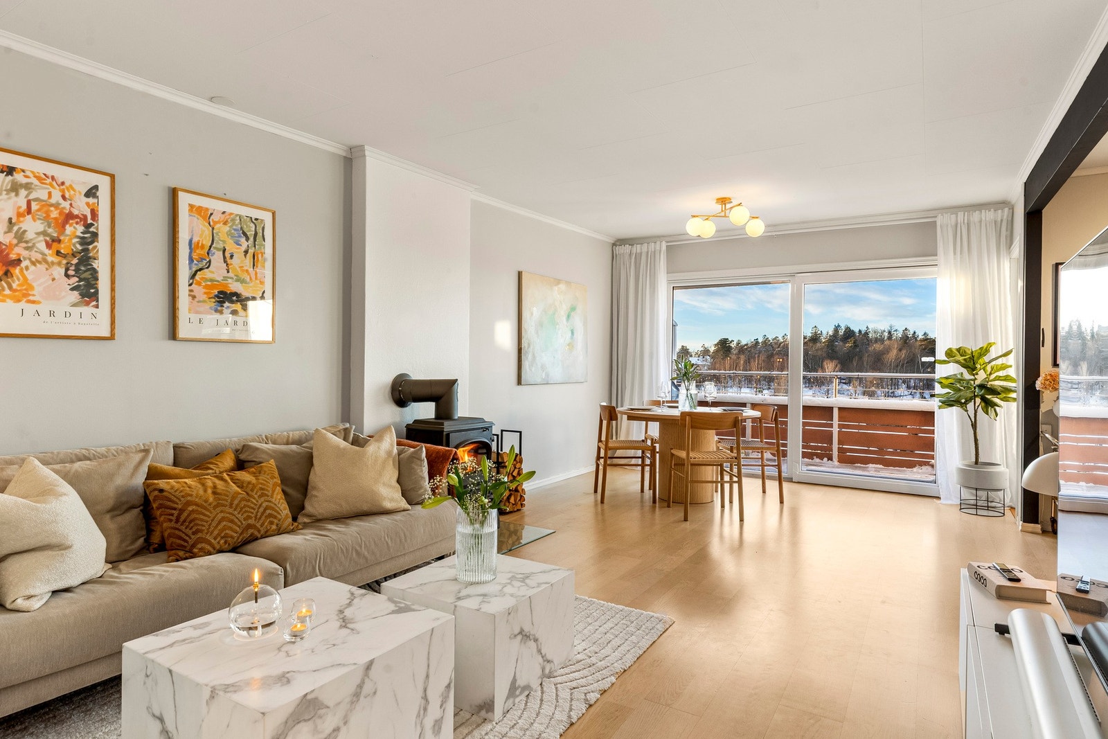 Stuens utforming gir god plass til sofa og tilhørende møblement Galleribilde