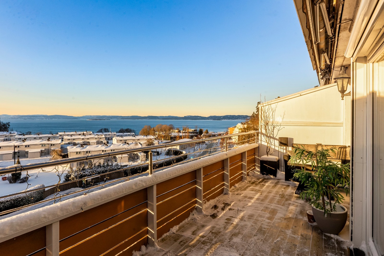 Balkongens størrelse åpner opp for innredning av grill og annet utemøblement Galleribilde