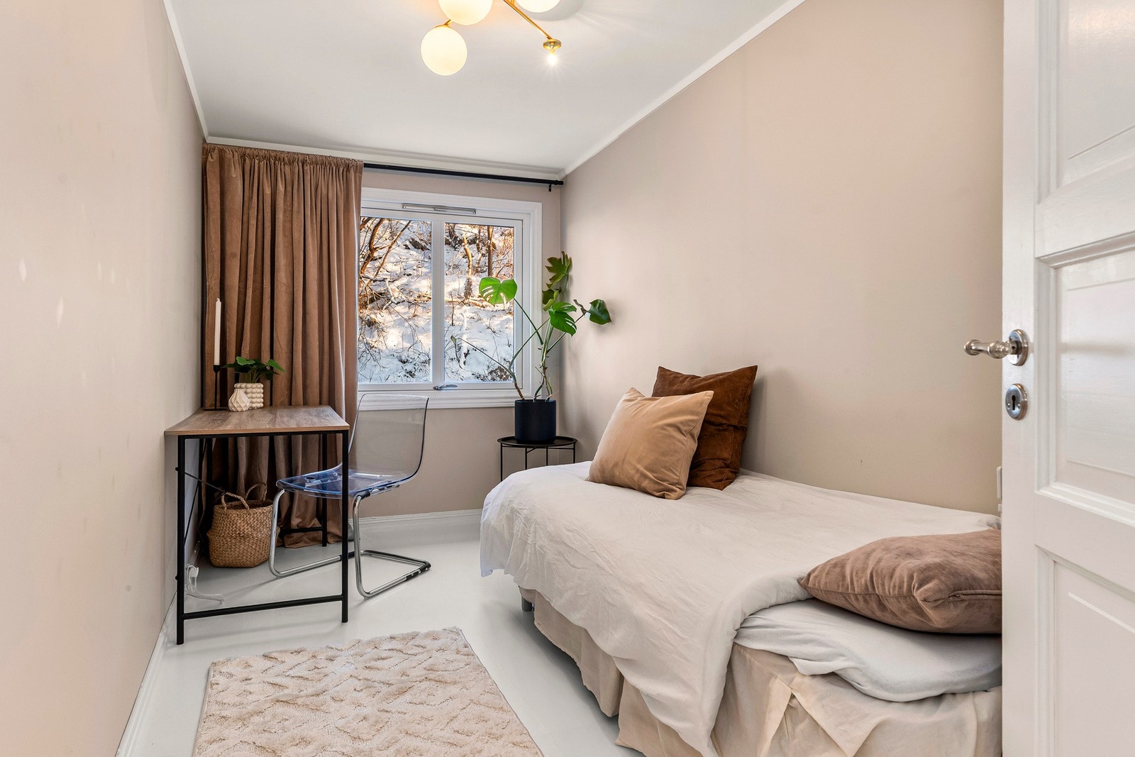 Soverom to opprettholder romsligheten, og har god plass til både dobbeltseng og annet møblement Galleribilde