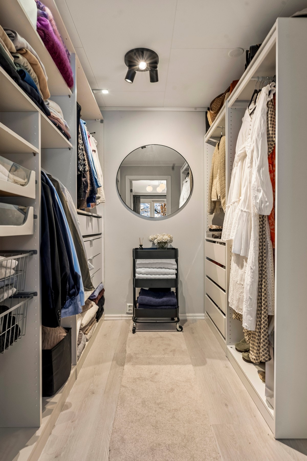 Leilighetens hovedsoverom har tilknytning til egen walk-in garderobe Galleribilde