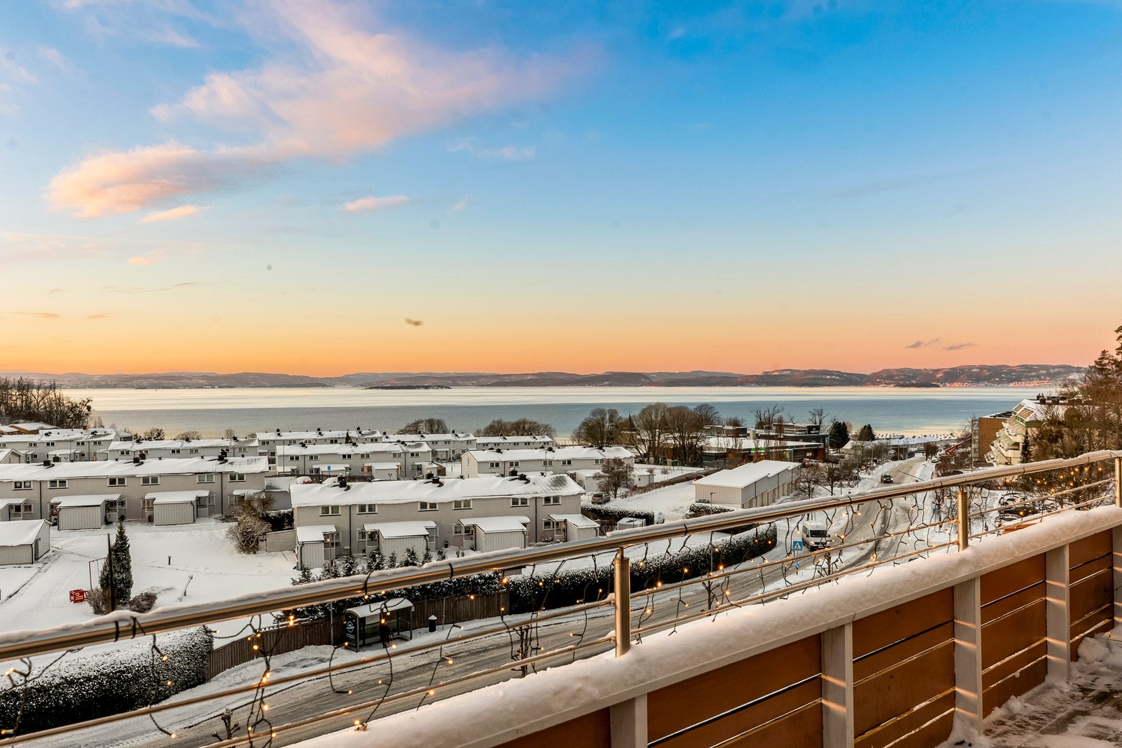 Det er el-screens og el-styrt markise på balkongen Galleribilde