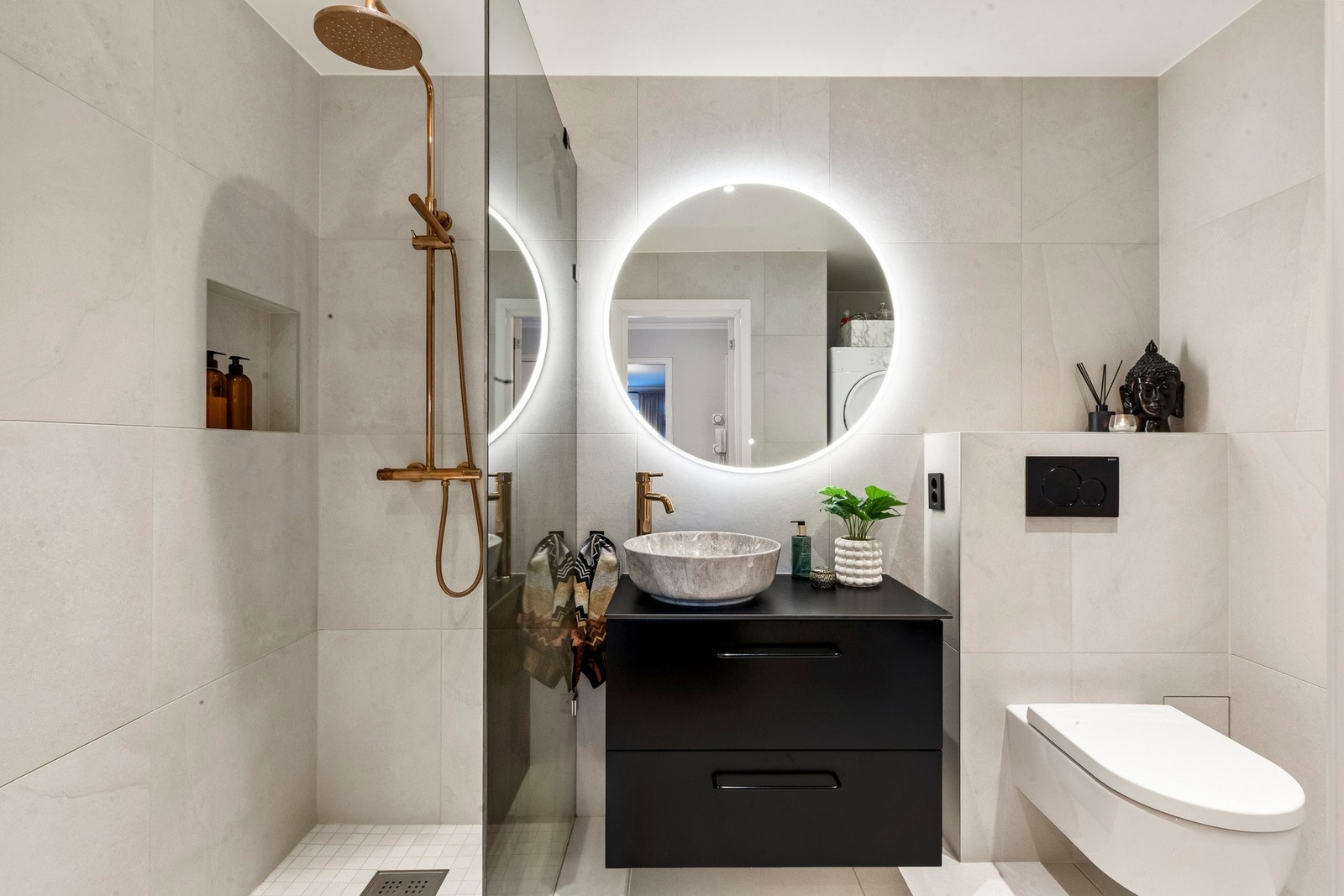 Badet ble totalrenovert i 2022 og er utstyrt med vegghengt wc, speil med lys, servantskap med påliggende vask, dusjnisje og opplegg for vaskemaskin. Galleribilde