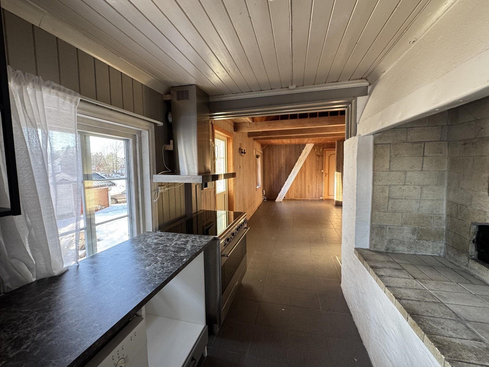 Boligen har en åpen stue- og kjøkkenløsning. Galleribilde