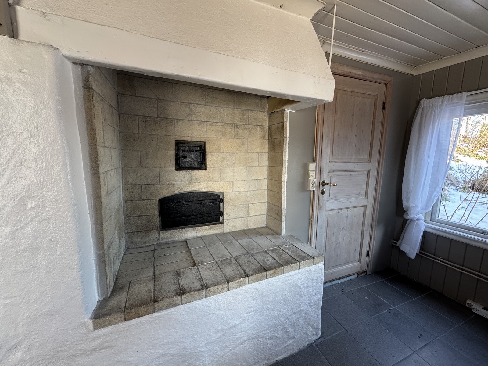 Kjøkken med oppvaskmaskin, komfyr og opplegg for vaskemaskin. Galleribilde