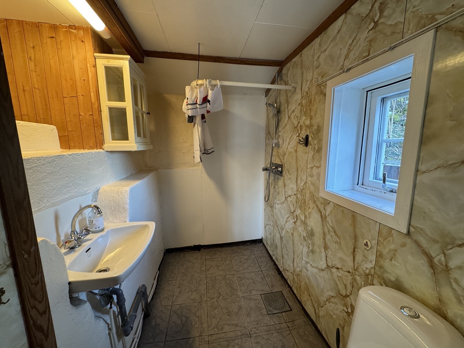 Bad med toalett, dusjsone og servant. Galleribilde