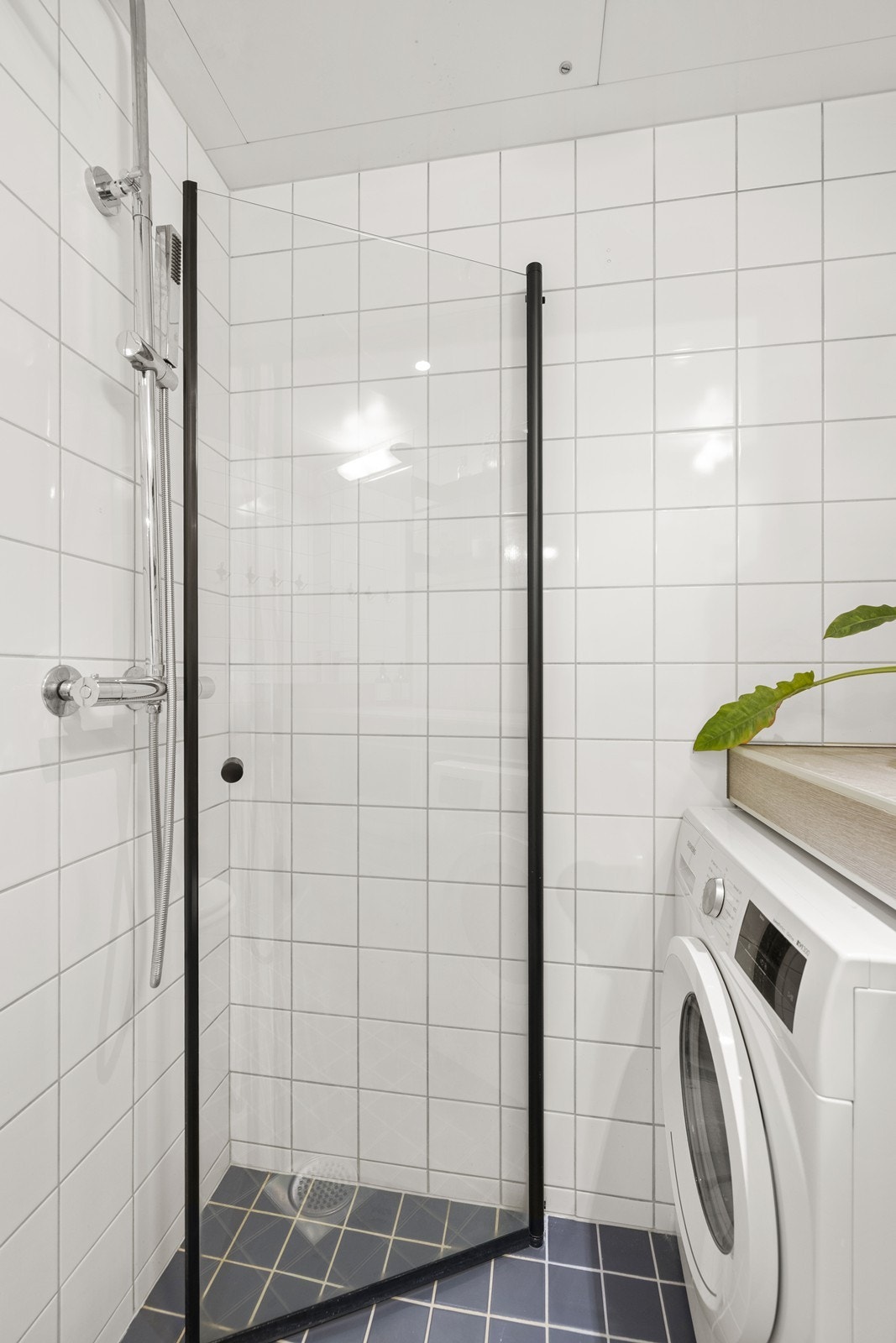 Her er det dusjhjørne med innfellbar glassvegg og opplegg for vaskemaskin. Galleribilde