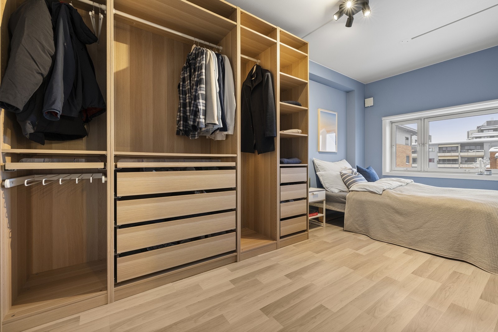 En romslig garderobeløsning gir rikelig med oppbevaringsplass. Galleribilde