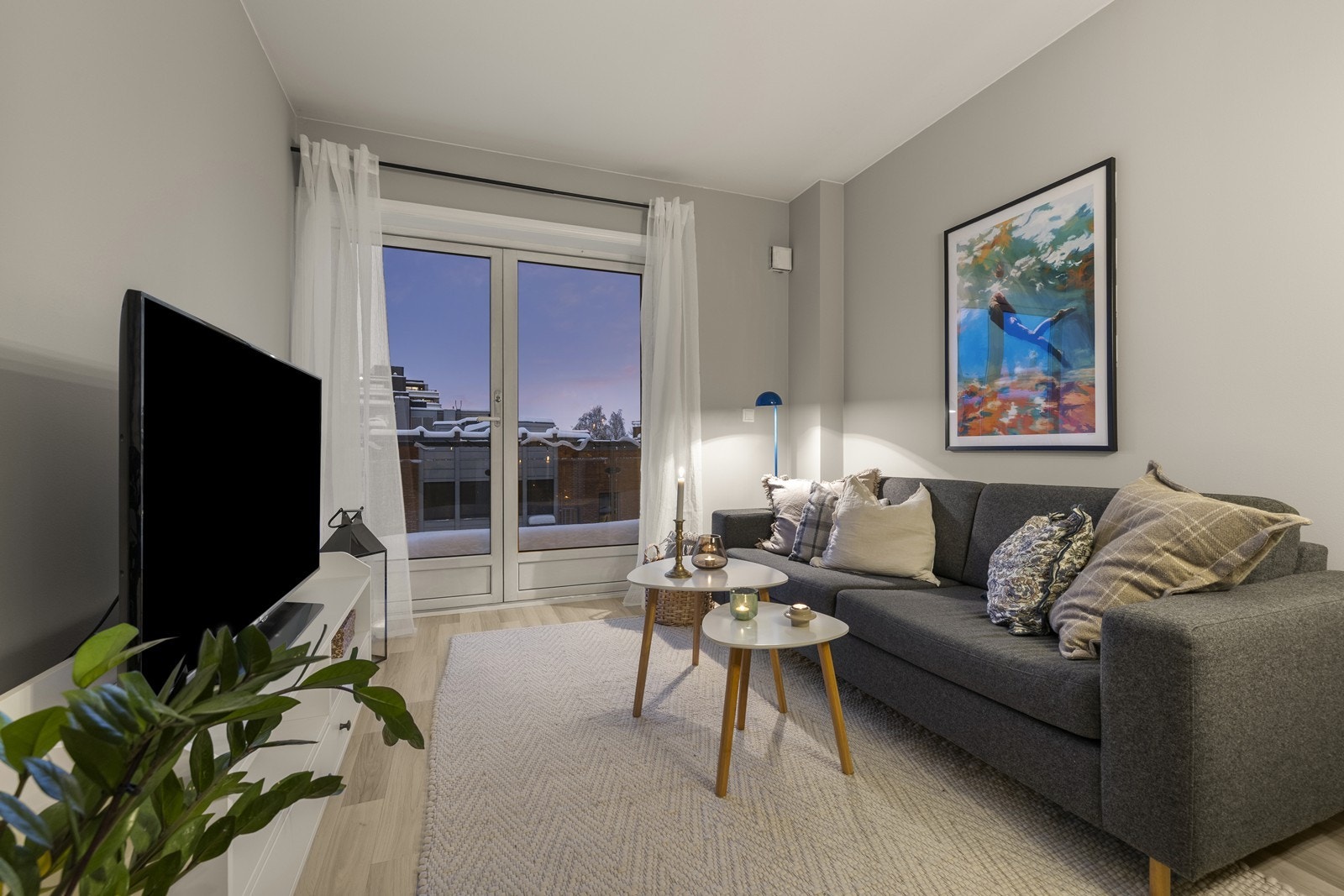 Stuen har en åpen løsning mot kjøkkenet, med plass til både sofagruppe og spisebord. Galleribilde