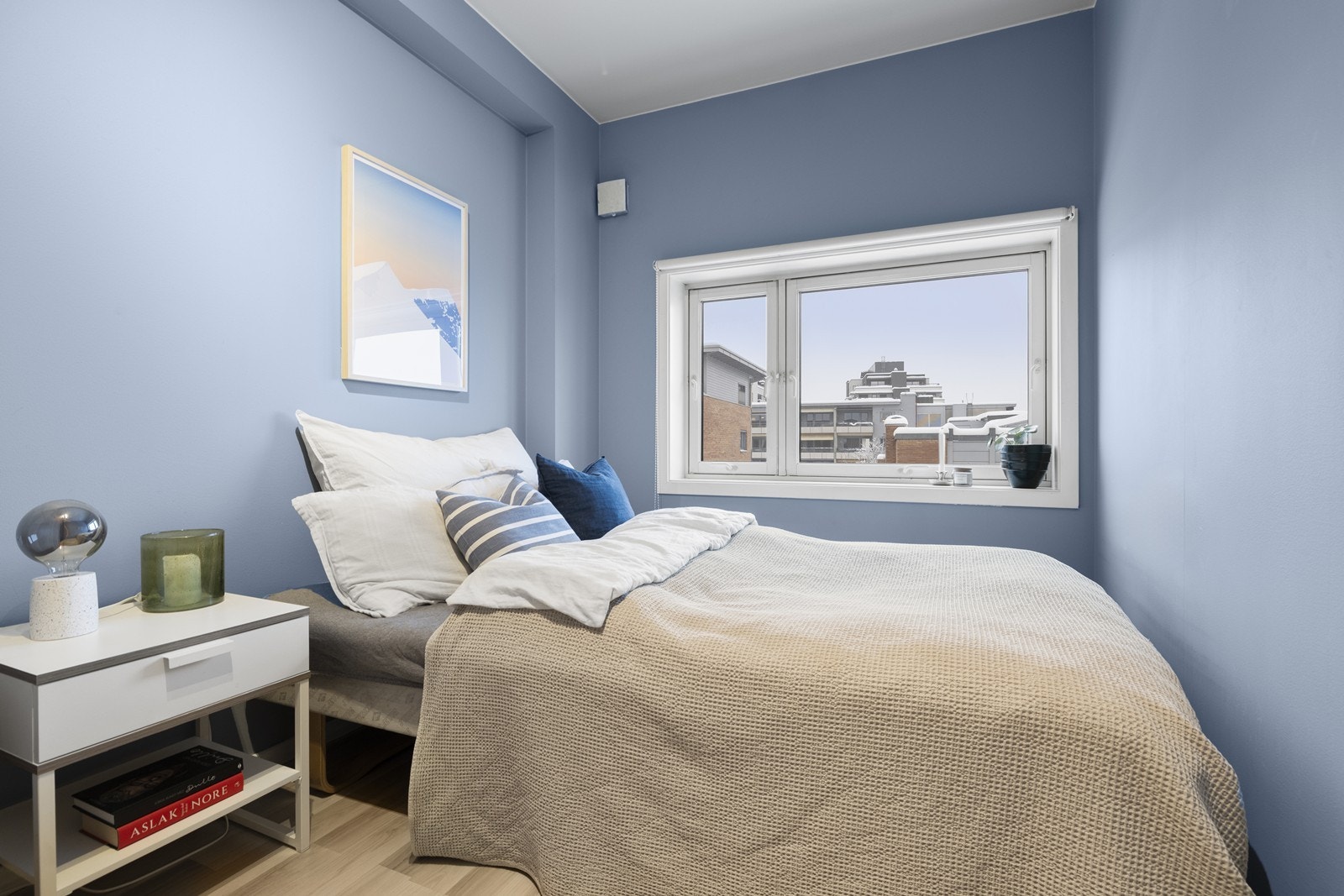 Soverommet har plass til dobbeltseng og tilhørende møblement. Galleribilde