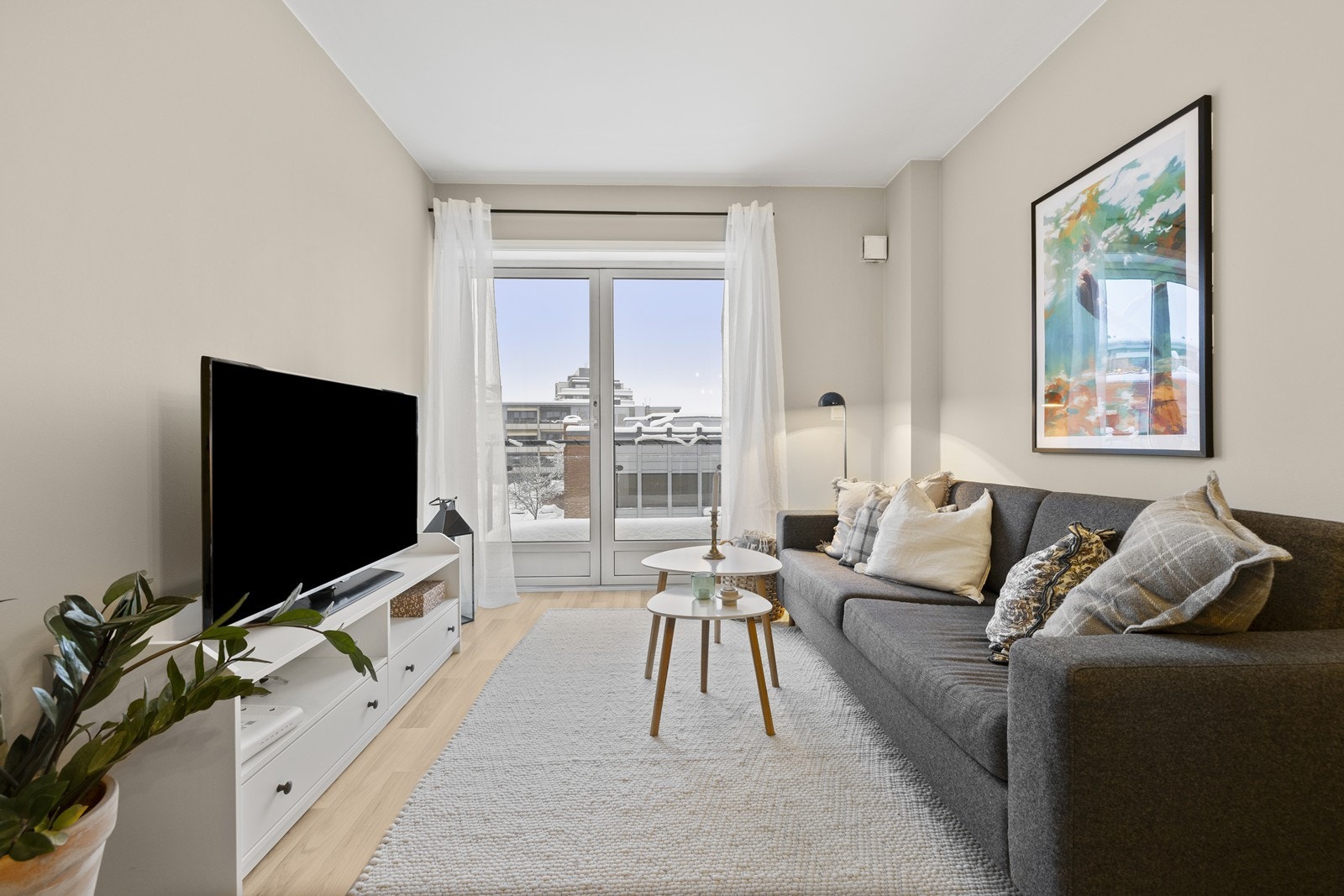 Balkongdøren gir rikelig med naturlig lys. Galleribilde