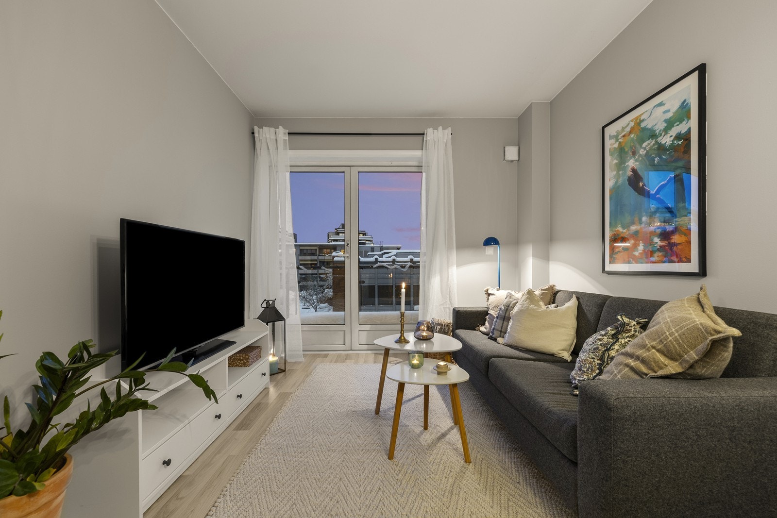 Gjennomgående laminatgulv og malte overflater. Galleribilde