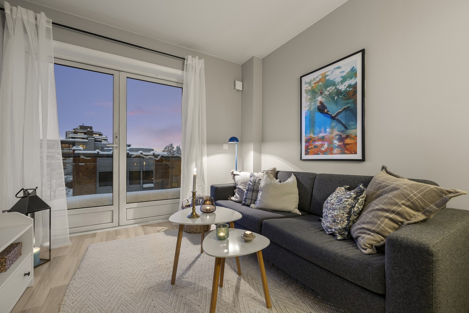 Leiligheten har en hyggelig stue og balkong. Foto av Mads Karlsen. Galleribilde