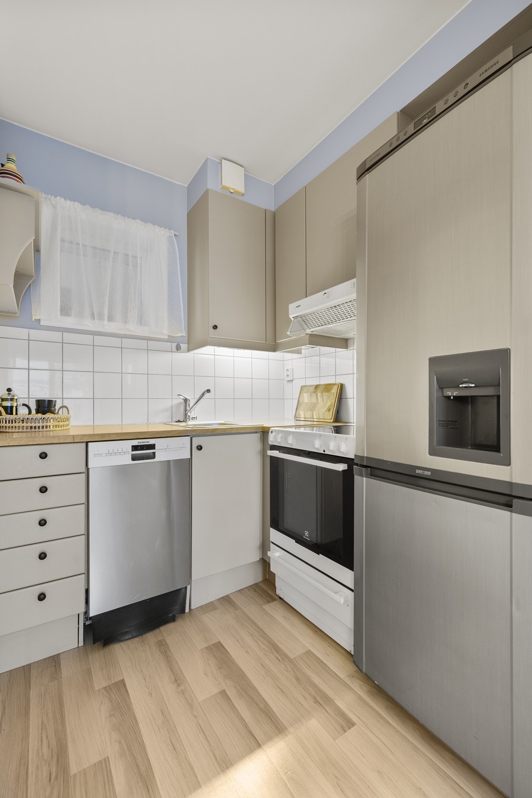 Praktisk utformet kjøkken med akkurat det man trenger. Galleribilde