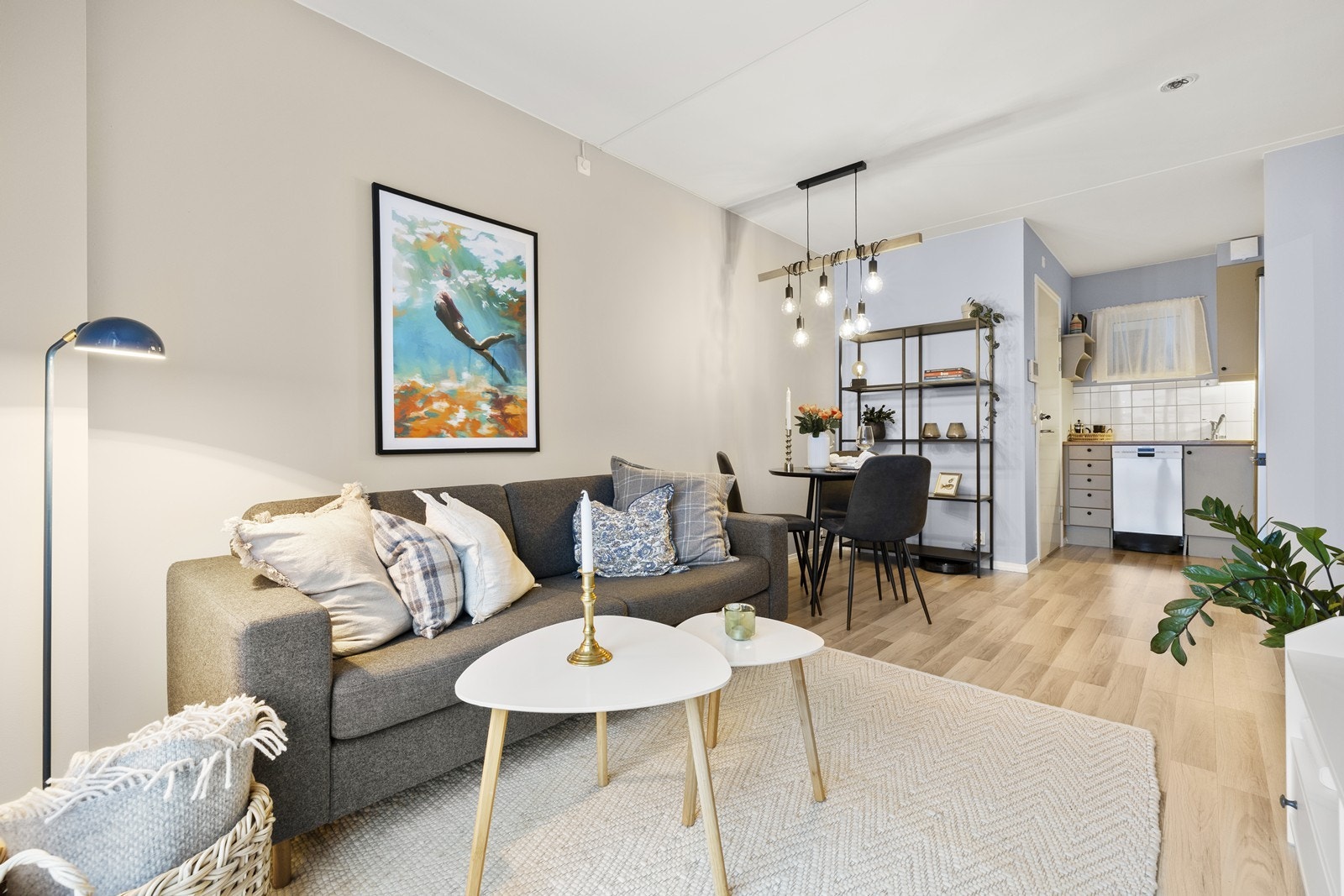 Den åpne løsningen gir en sosial og funksjonell sone mellom stue og kjøkken. Galleribilde