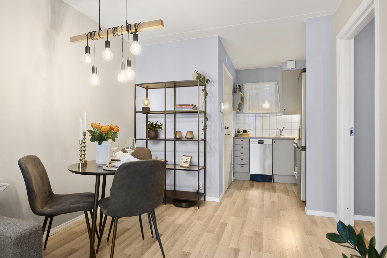 Kjøkkenet har en stilren innredning med glatte fronter og benkeplate i laminat. Galleribilde