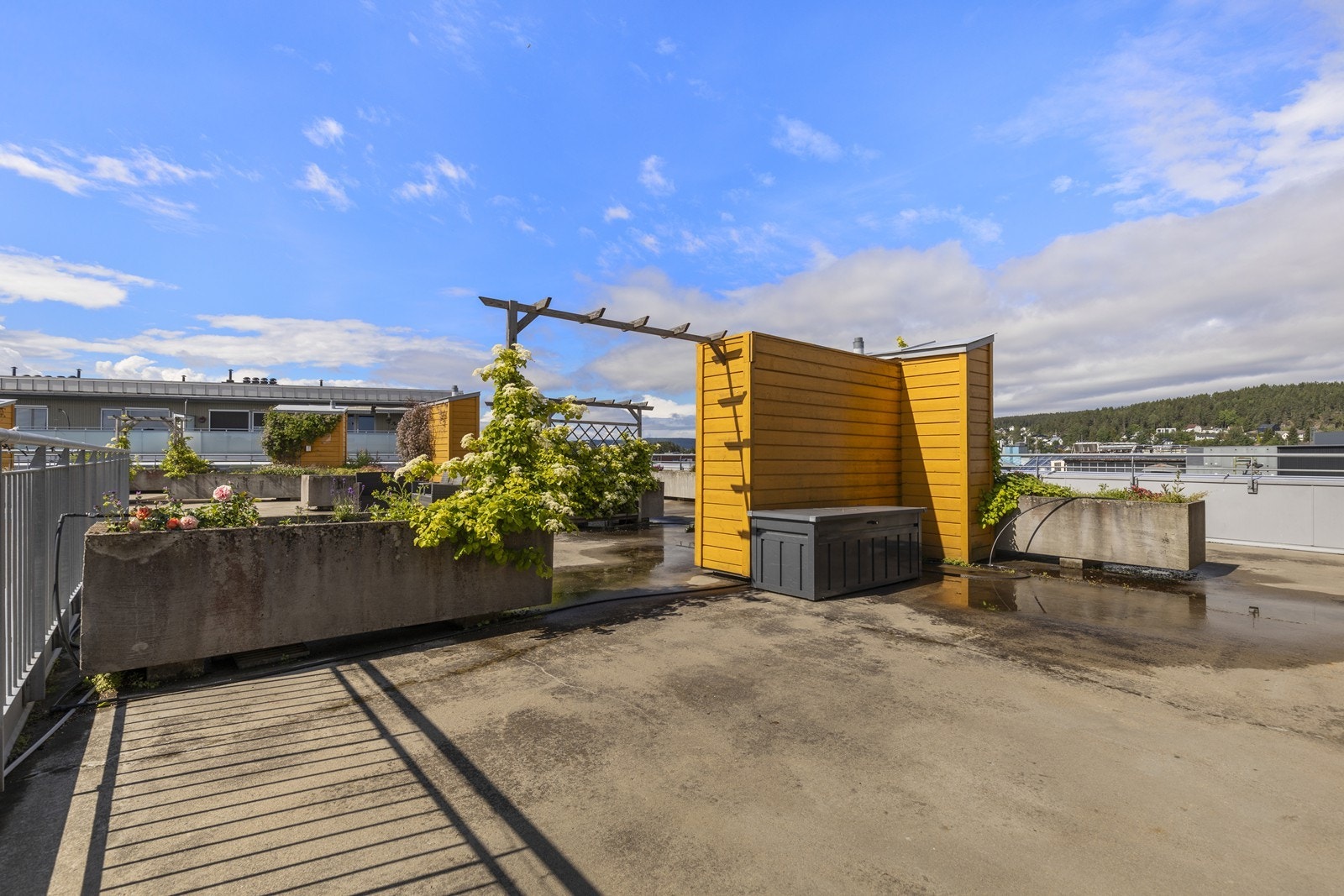 Borettslaget disponerer en felles takterrasse for beboerne. Galleribilde