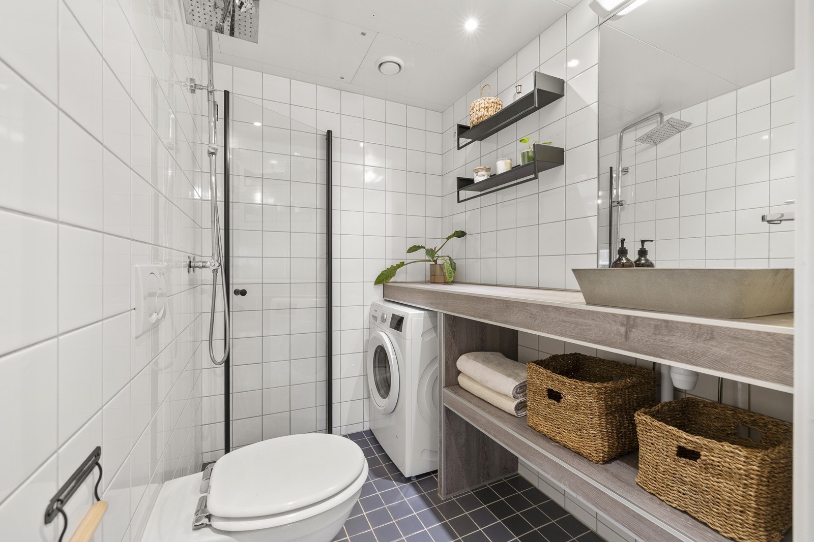 Baderom med flislagte overflater og elektriske varmekabler i gulvet. Galleribilde