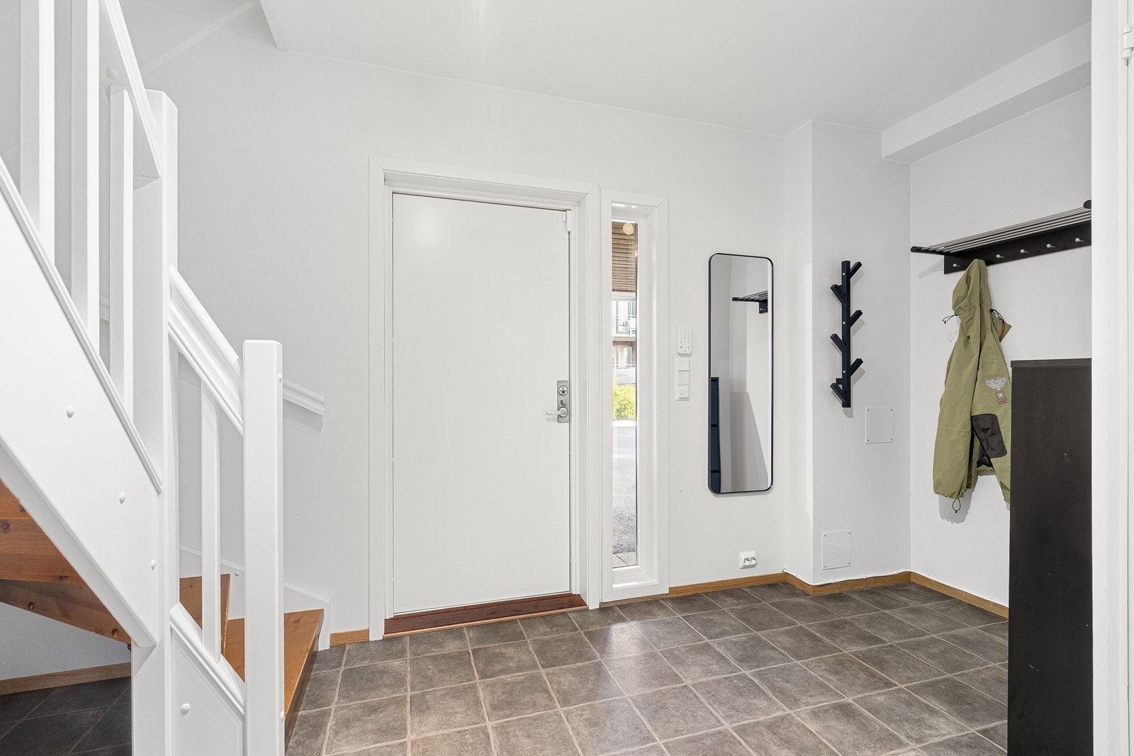 Stort og godt inngangsparti med plass til yttertøy og sko Galleribilde