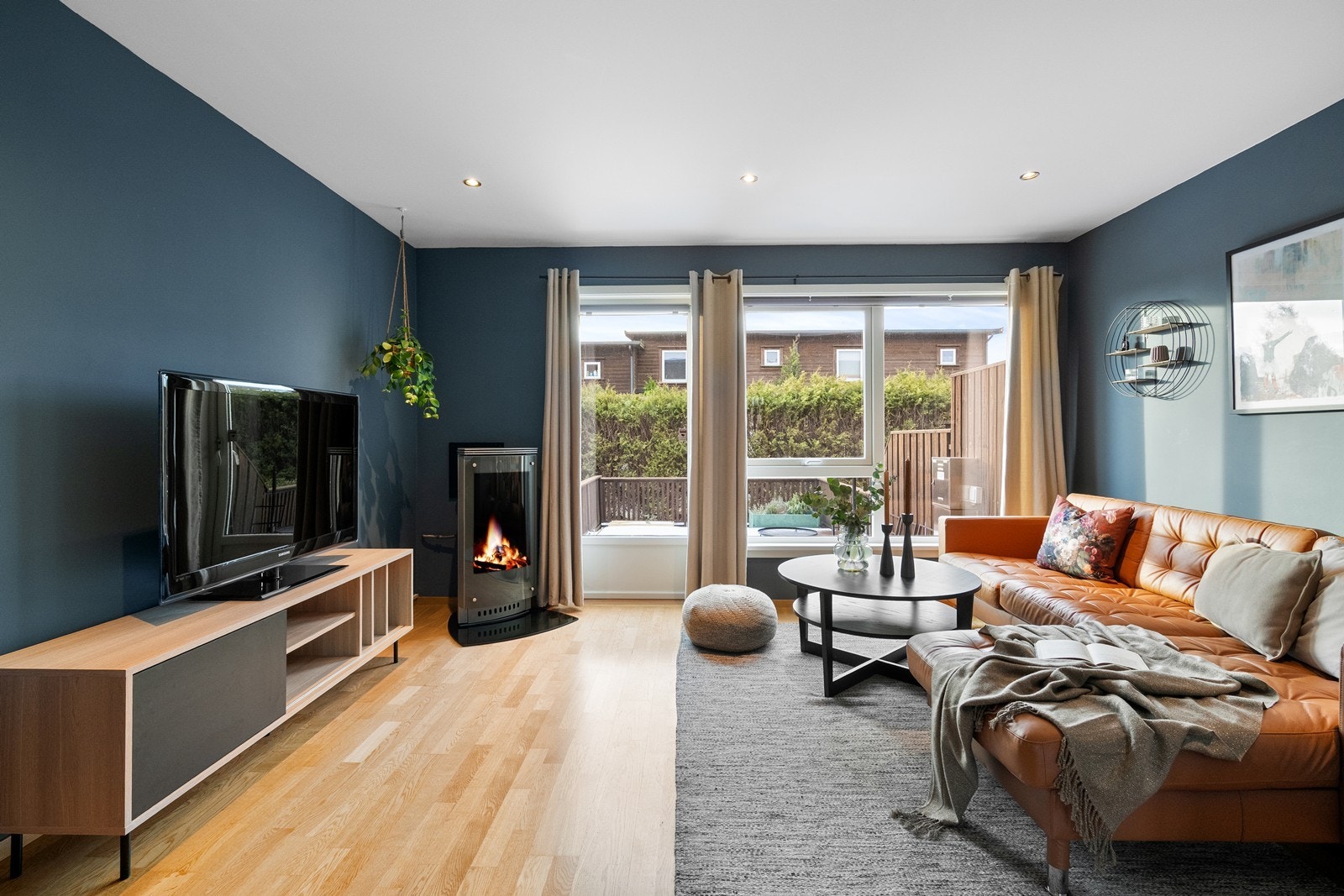 God planløsning med plass til en sofaseksjon, sofabord og tv-benk Galleribilde