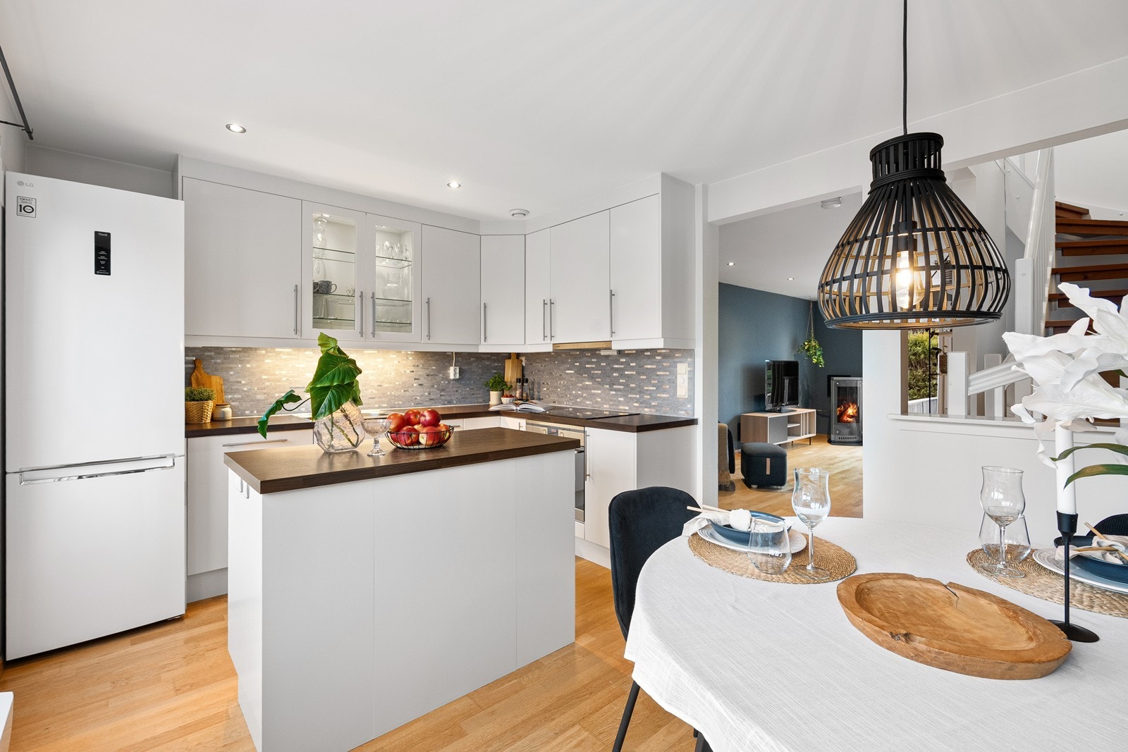 Kjøkkenet har en moderne utførelse med takhøy innredning Galleribilde