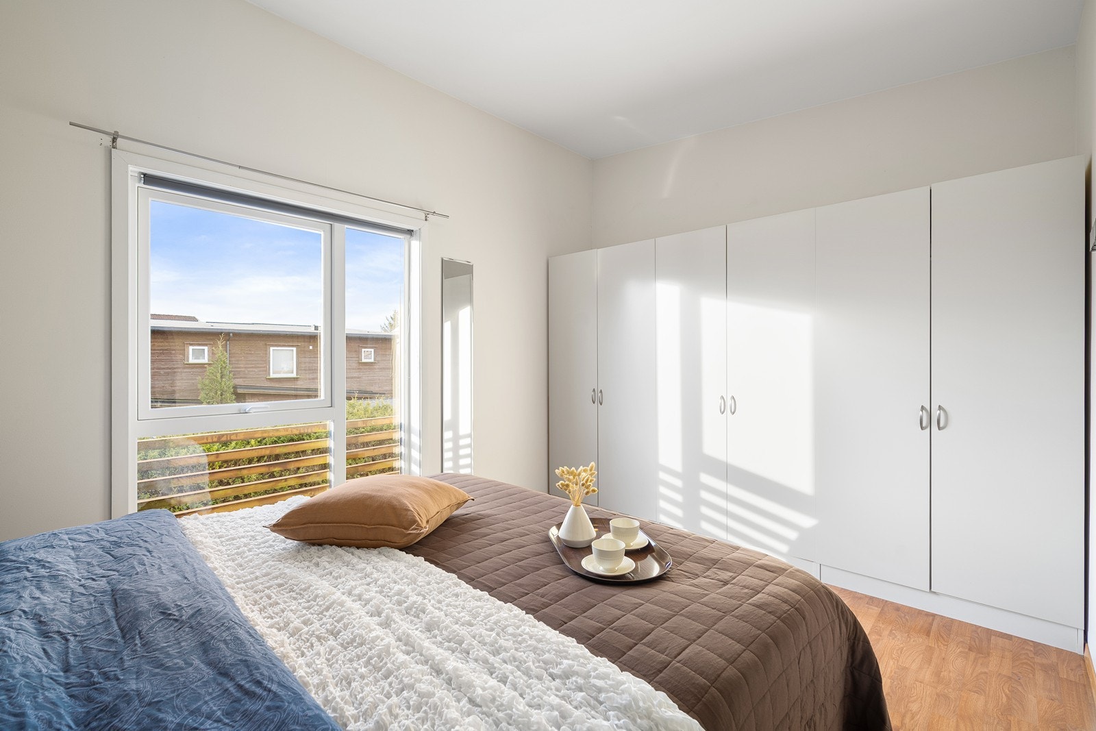 Hovedsoverom med ekstra god takhøyde og stor garderobeløsning Galleribilde