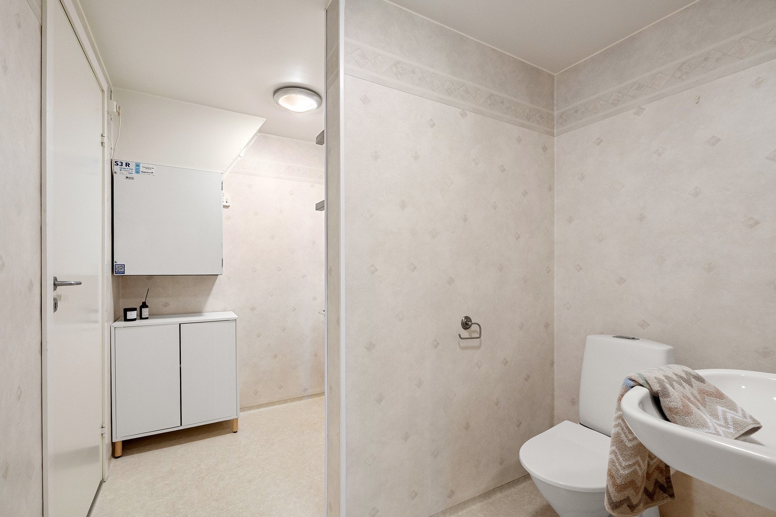 Wc/vaskerom med vinylbelegg på gulv med elektriske varmekabler Galleribilde