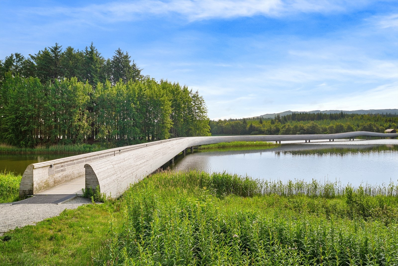 Fantastiske turmuligheter i nærheten, med bla. turstier rundt Frøylandsvatnet med Midtgardsormen som høydepunkt. Galleribilde