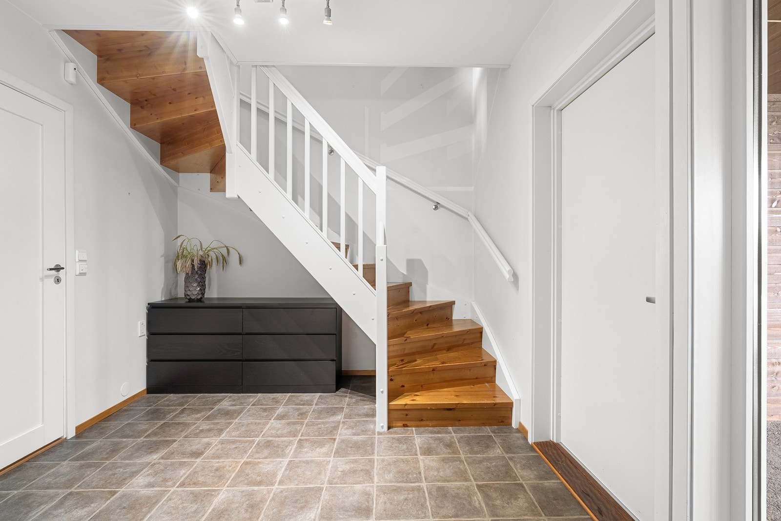 Inngangsparti med tilkomst til boder og toalett/vaskerom Galleribilde