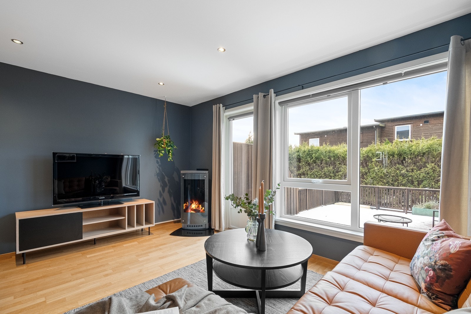 Fra stuen er det utgang til terrasse, som gir enkel tilgang til uteområdet Galleribilde