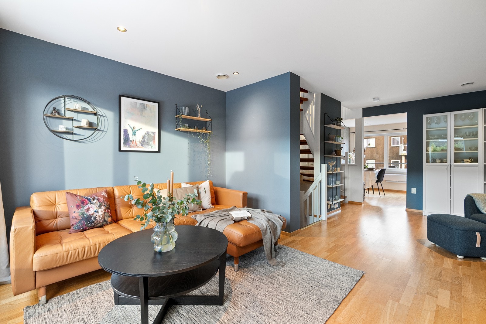 Stuen har en trivelig og naturlig avskjerming fra kjøkkenet Galleribilde