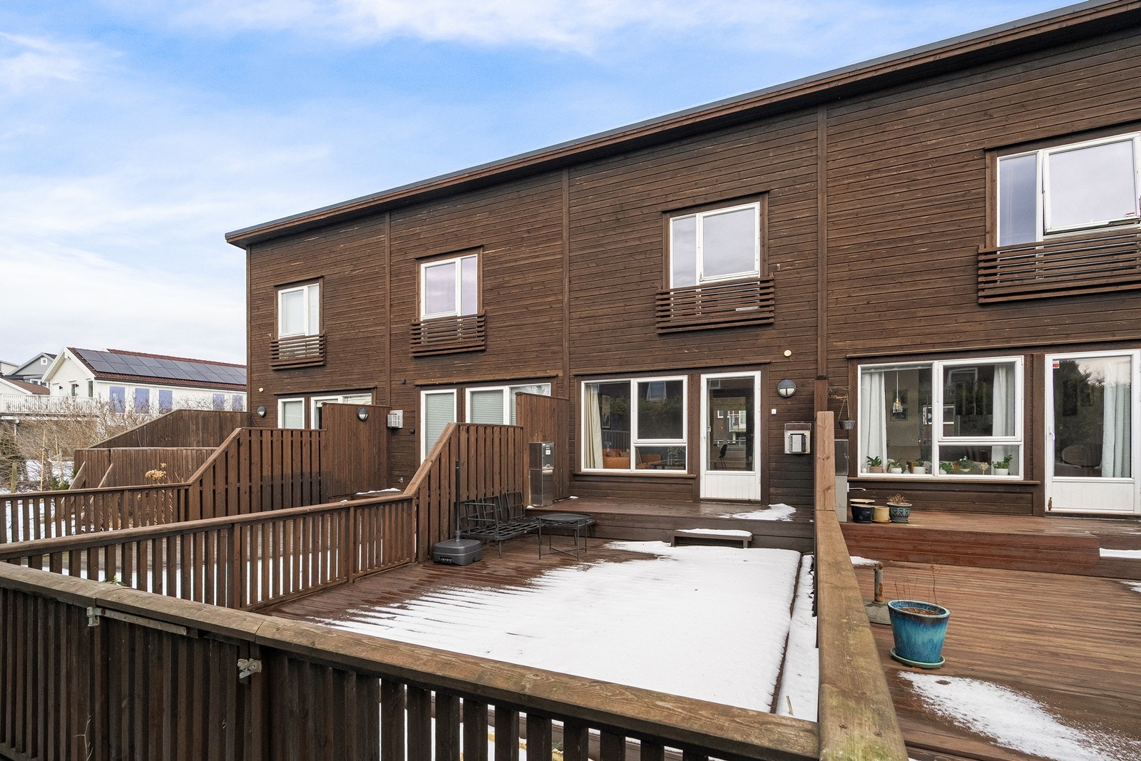 Terrassen er romslig og har plass til både sittegruppe og grill, ideell for sosiale sammenkomster Galleribilde