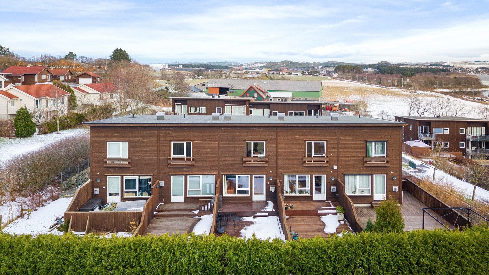 Innholdsrikt rekkehus over tre plan. Galleribilde