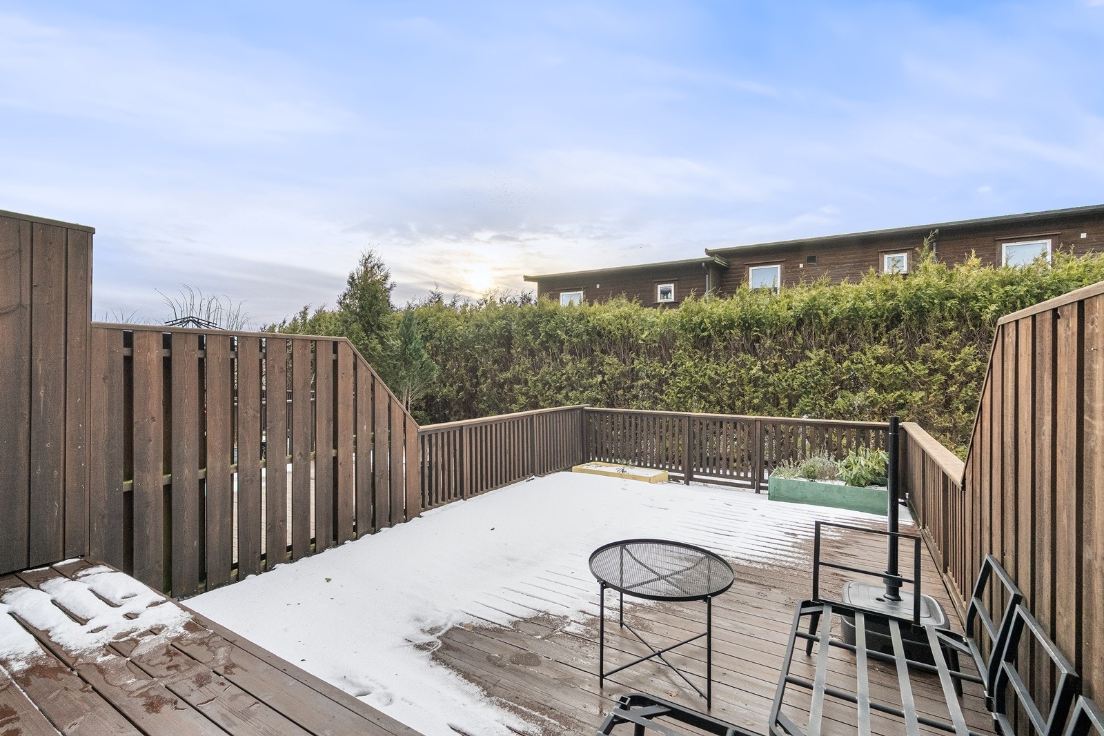 Uteområdet er skjermet og gir privatliv, samtidig som det er godt med sollys Galleribilde