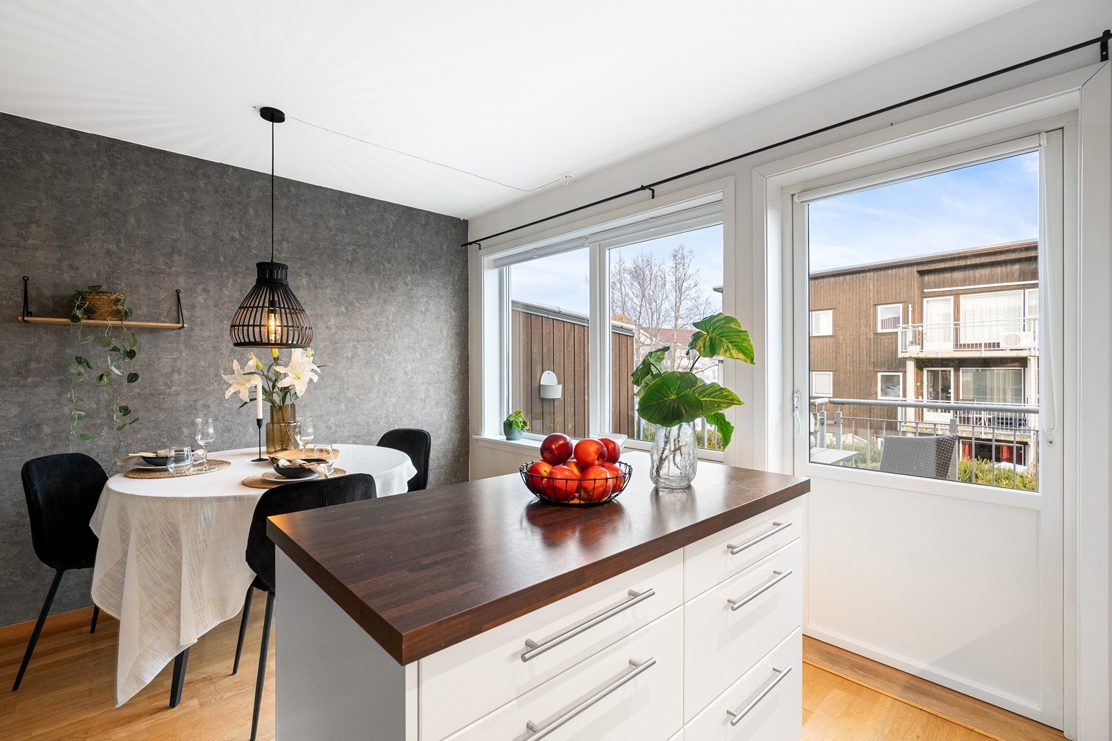 Fra kjøkkenet er det utgang til balkong Galleribilde