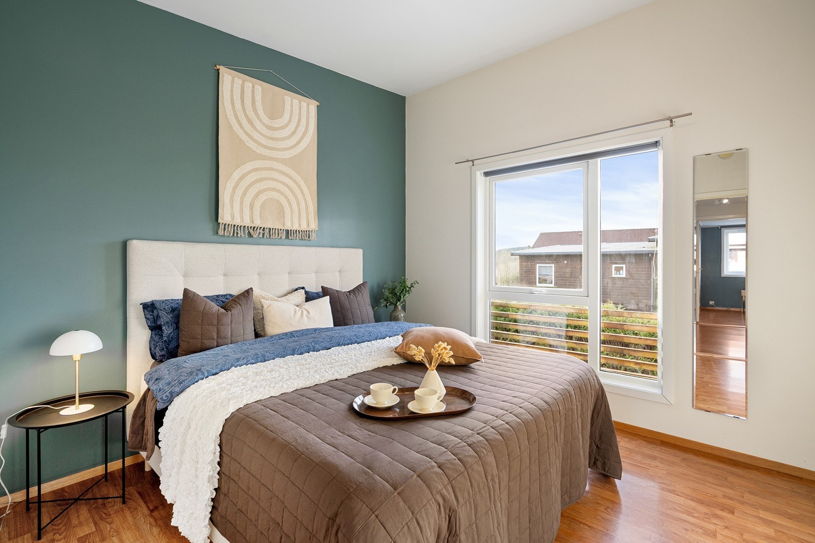 Hovedsoverommet er luftig og har plass til dobbeltseng og nattbord Galleribilde