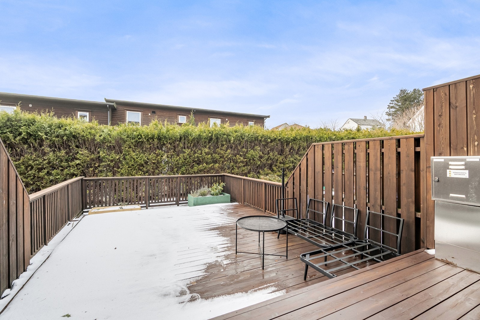 Terrassen er romslig med fine møbleringsmuligheter for ulike sittegrupper Galleribilde