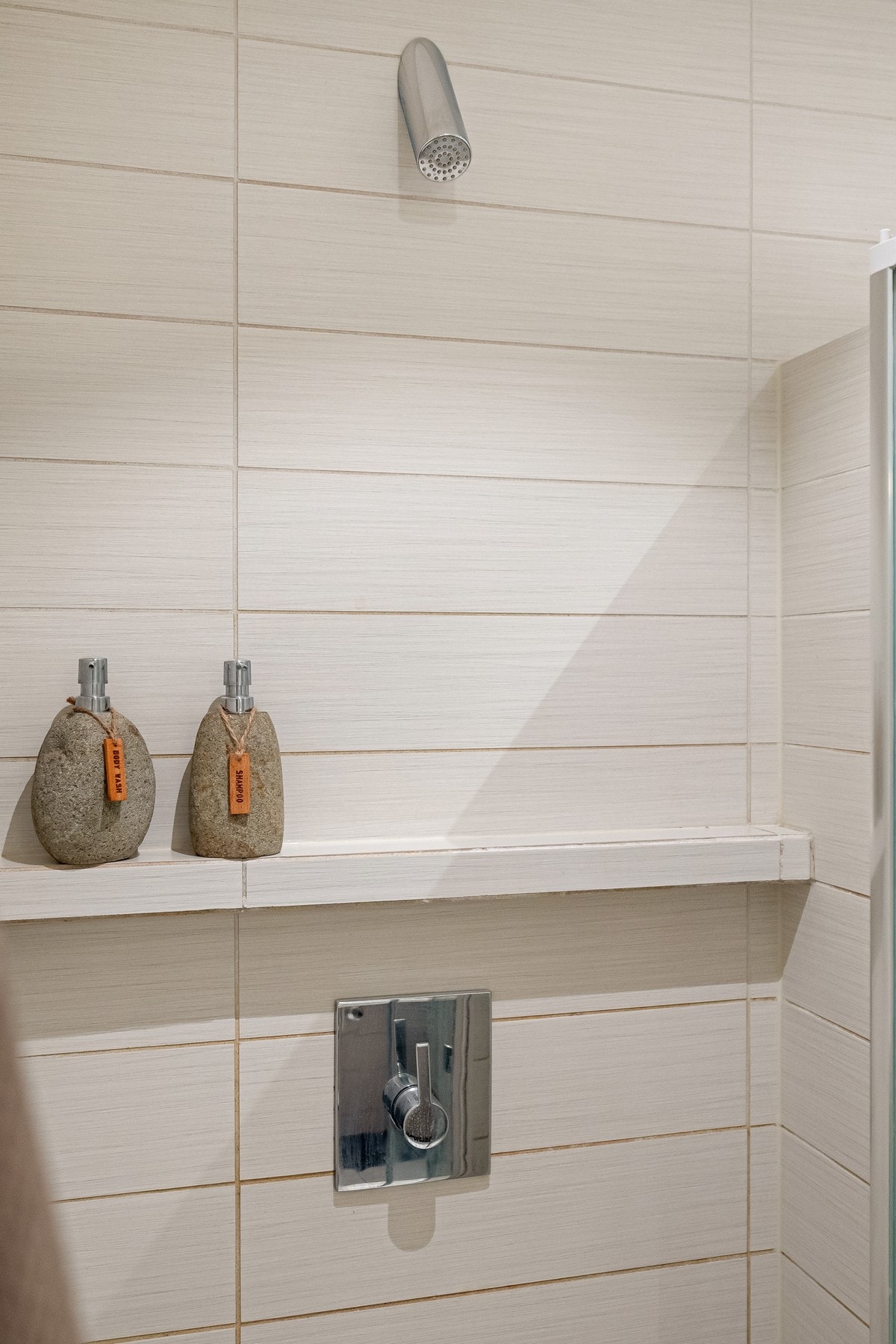 Innebygde blandebatterier i dusjsonen. Galleribilde