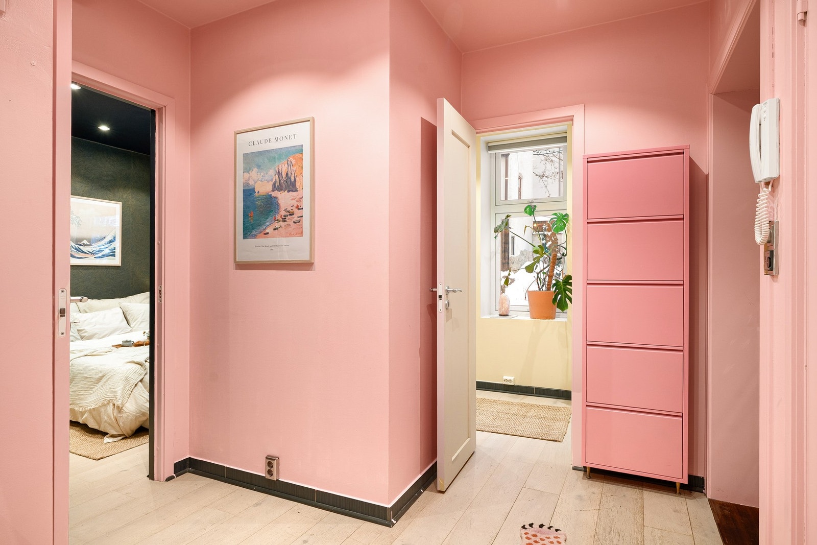 Stor og innbydende entré/gang med gode muligheter for oppheng av yttertøy og lagringsplass i plassbygget skap. Galleribilde