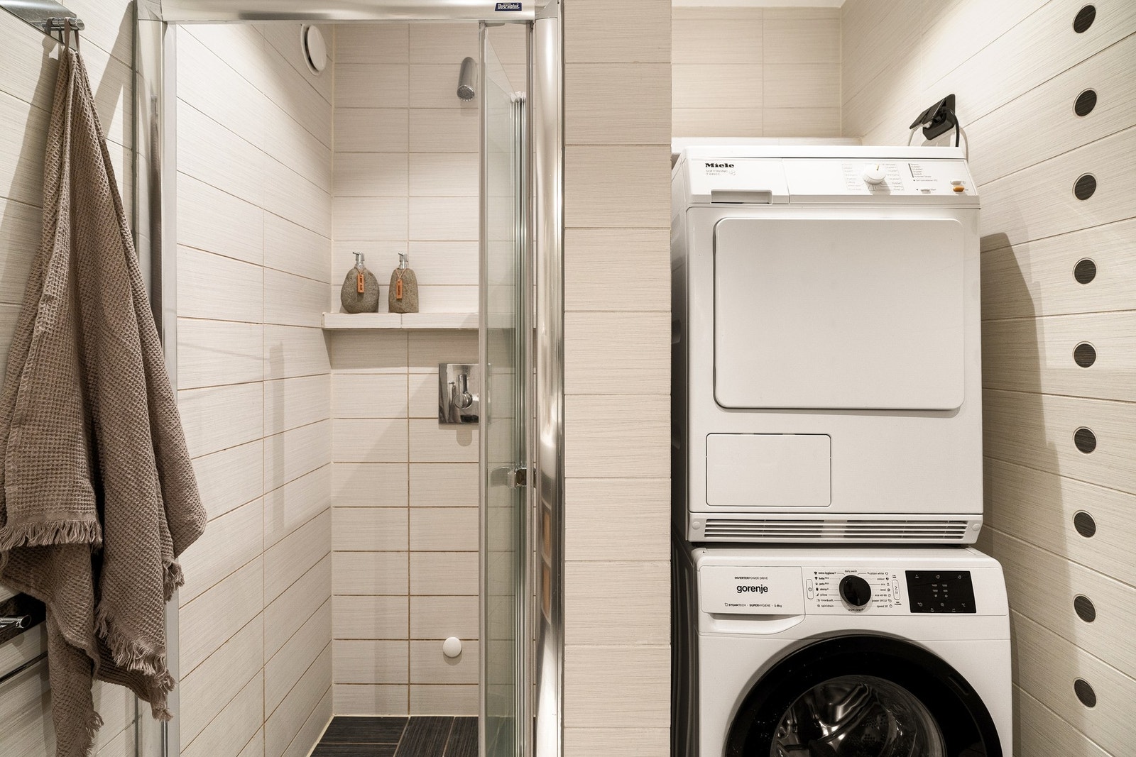 Opplegg for vaskemaskin og tørketrommel. Galleribilde