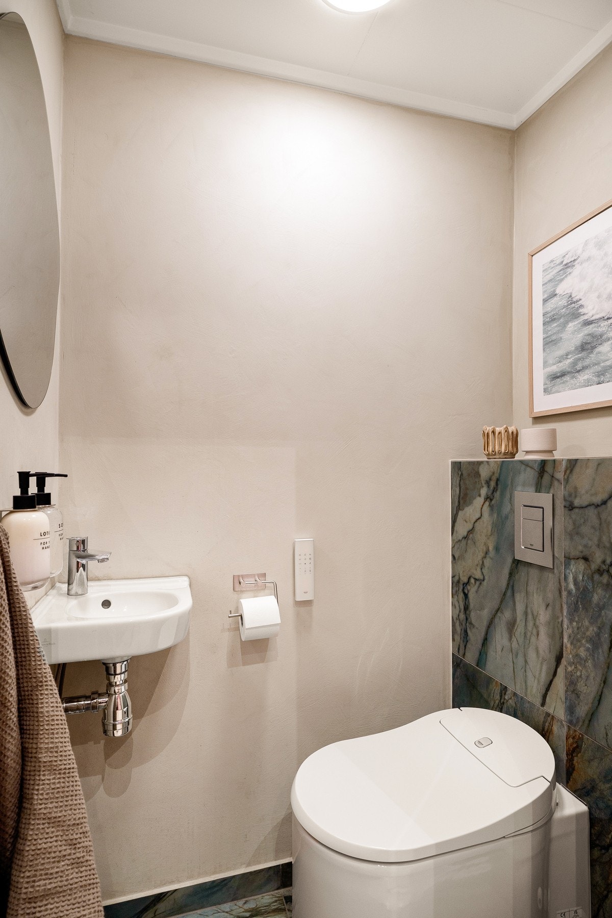 Praktisk separat toalett pusset opp i 2024 med påkostede løsninger som japansk toalett. Galleribilde