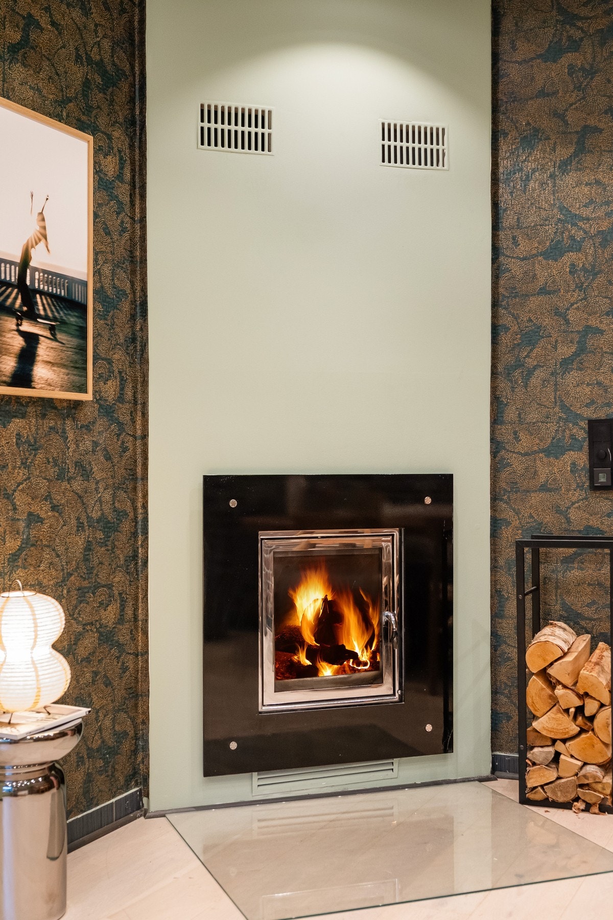 Lekker peis i stuen som varmer godt på vinteren. Pipen ble rehabilitert i 2015. Galleribilde