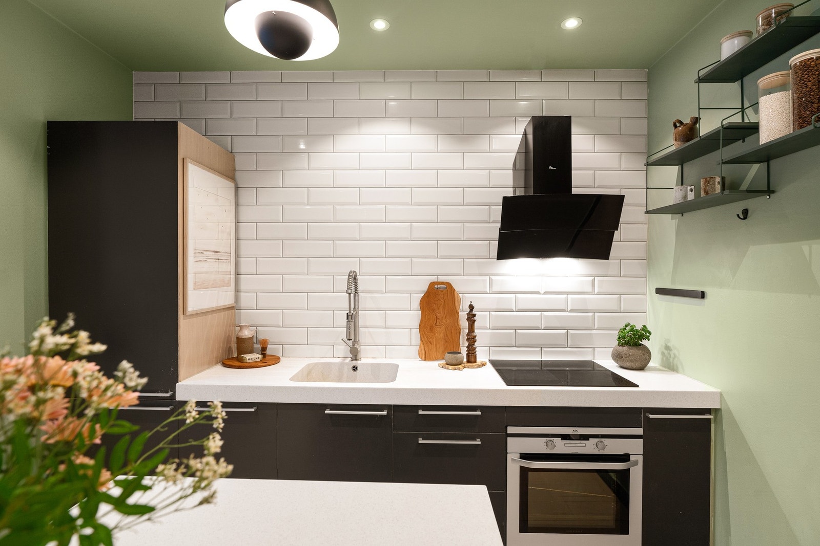 Hvitevarer består av integrert stekeovn med platetopp, oppvaskmaskin, micro og kjøleskap/frys. Galleribilde