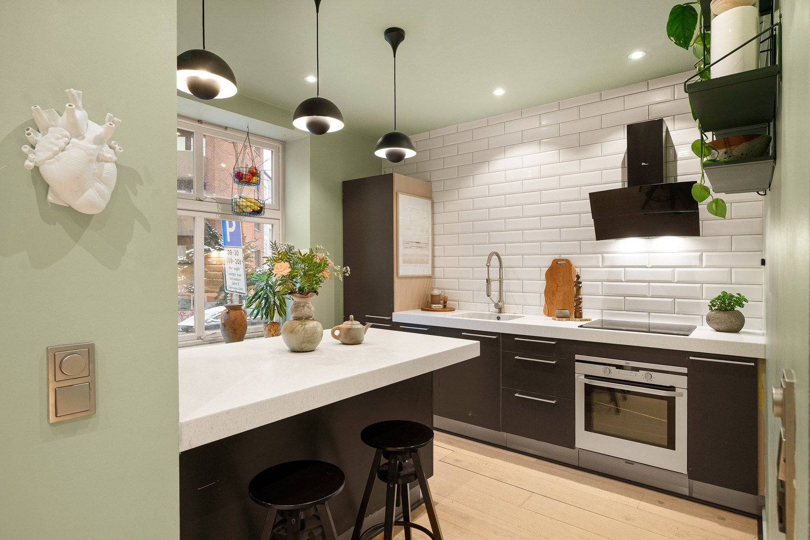 Praktisk kjøkkenøy med gode arbeidsflater og praktisk spiseplass. Galleribilde