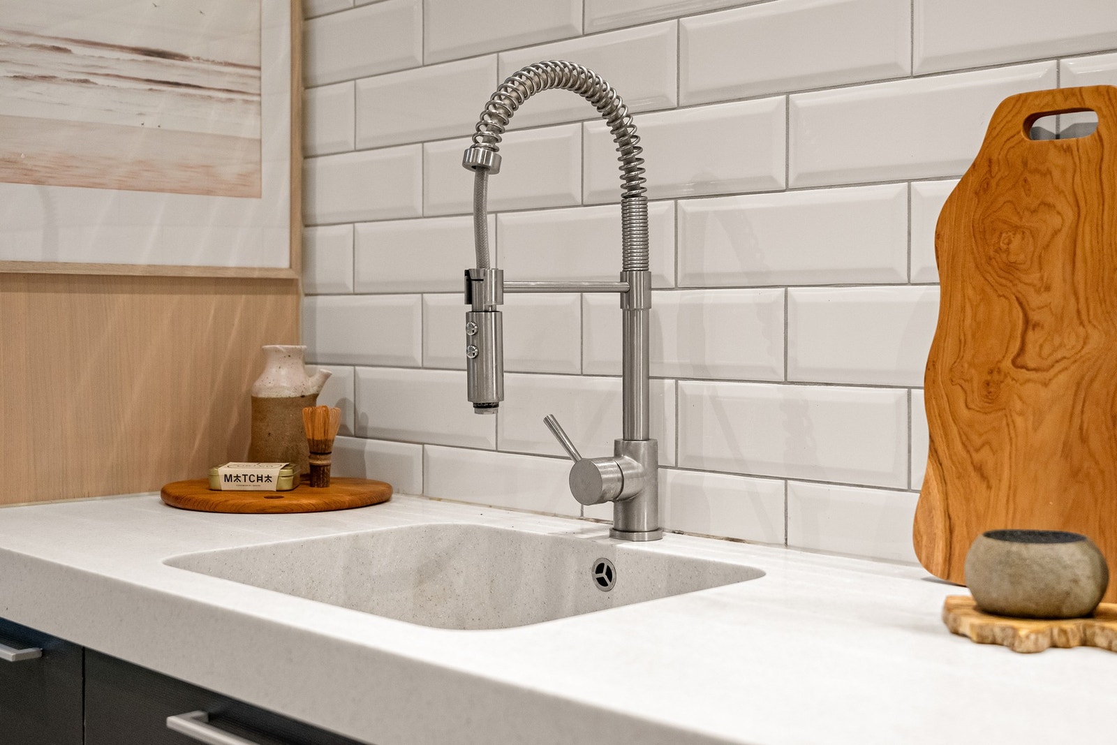 Benkeplate med helstøpt oppvaskkum med stål i bunn. Blandebatteri med uttrekkbar tut. Galleribilde