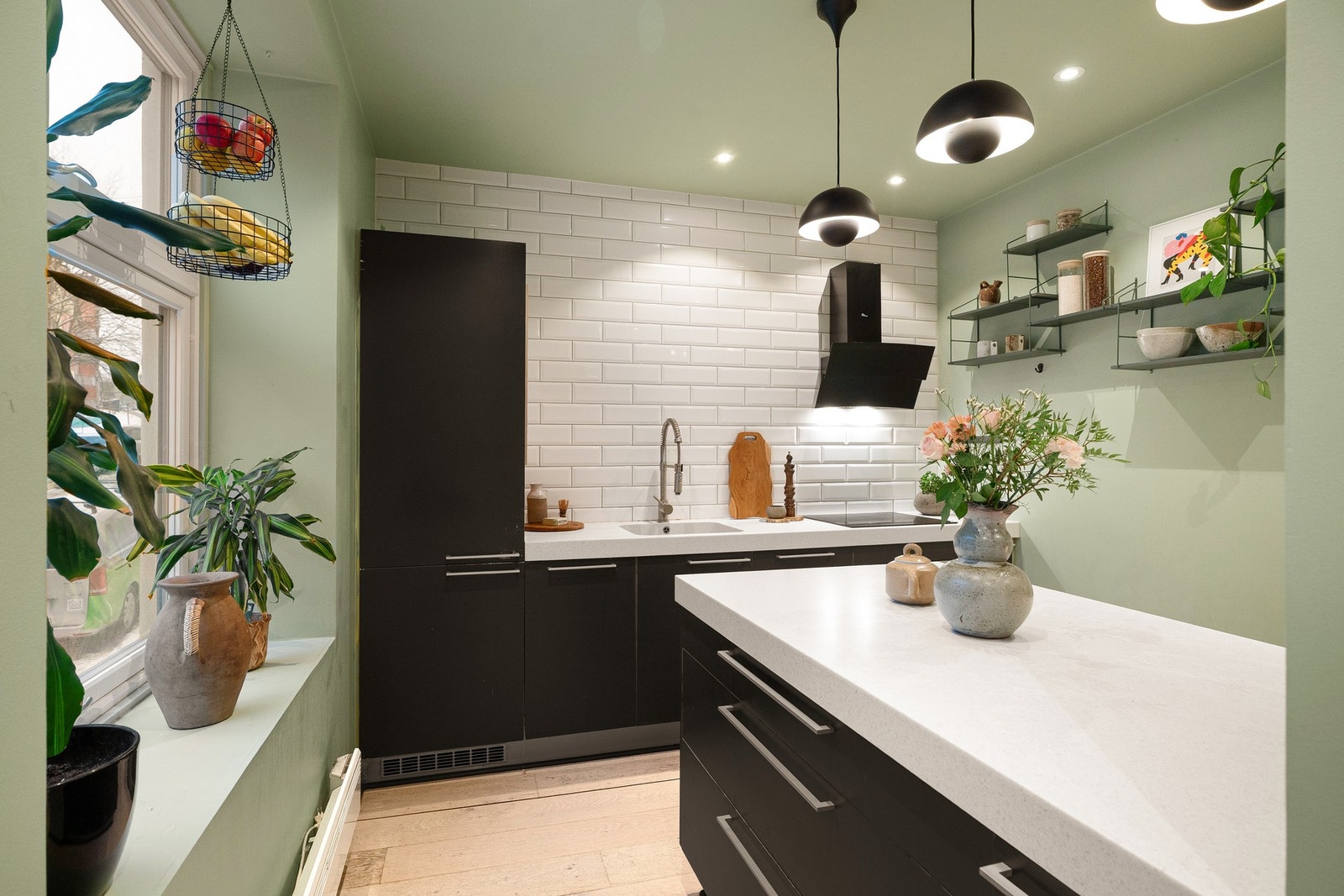 Stilrent HTH kjøkken med lekker benkeplate i en stilren kontrast. Galleribilde