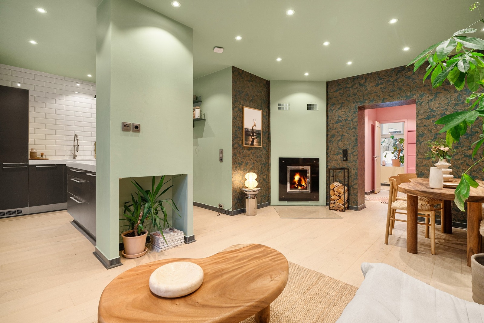 Moderne åpen stue- og kjøkkenløsning med god soneinndeling. Det er uttak for TV-tilkobling i vegg. Selger har hatt vendbart veggfeste for TV (for større tv). Galleribilde