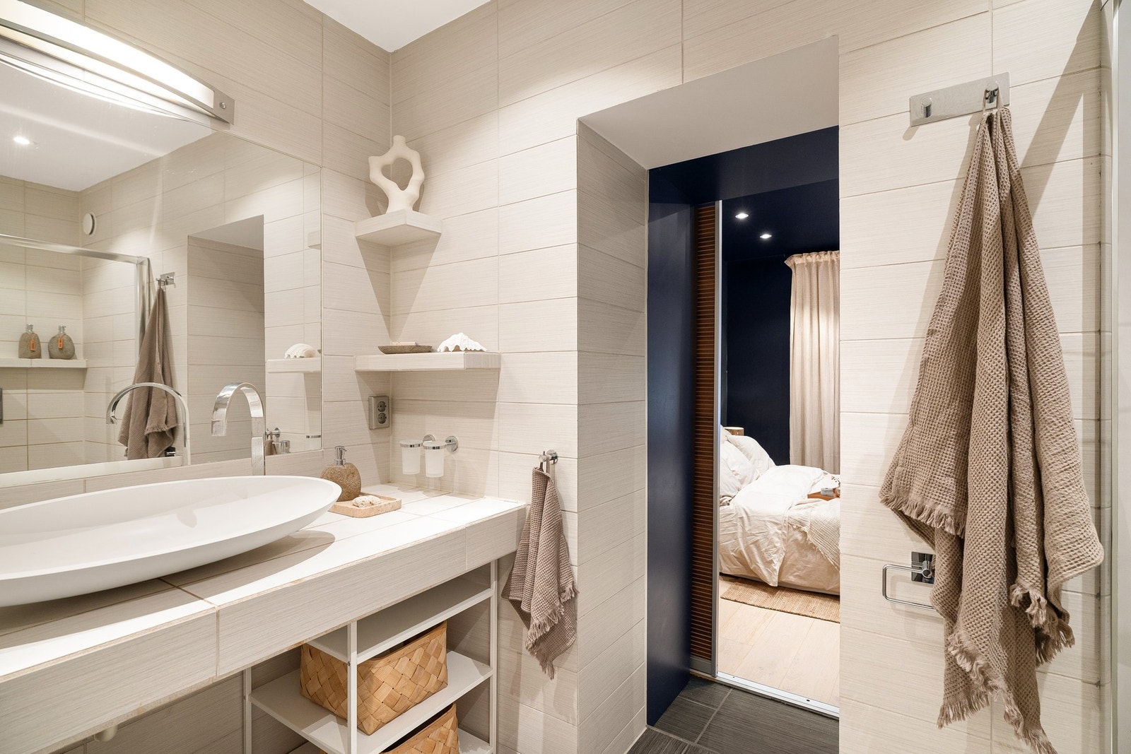 God mulighet til ulike oppbevaringsløsninger under baderomsinnredning. Galleribilde