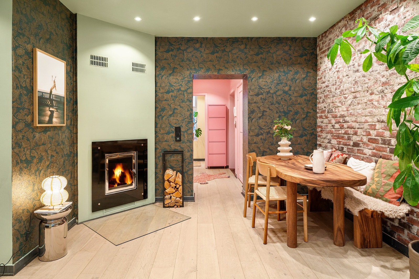 En spennende kontrastvegg med tapet binder sammen fargevalgene i stue og entré. Galleribilde