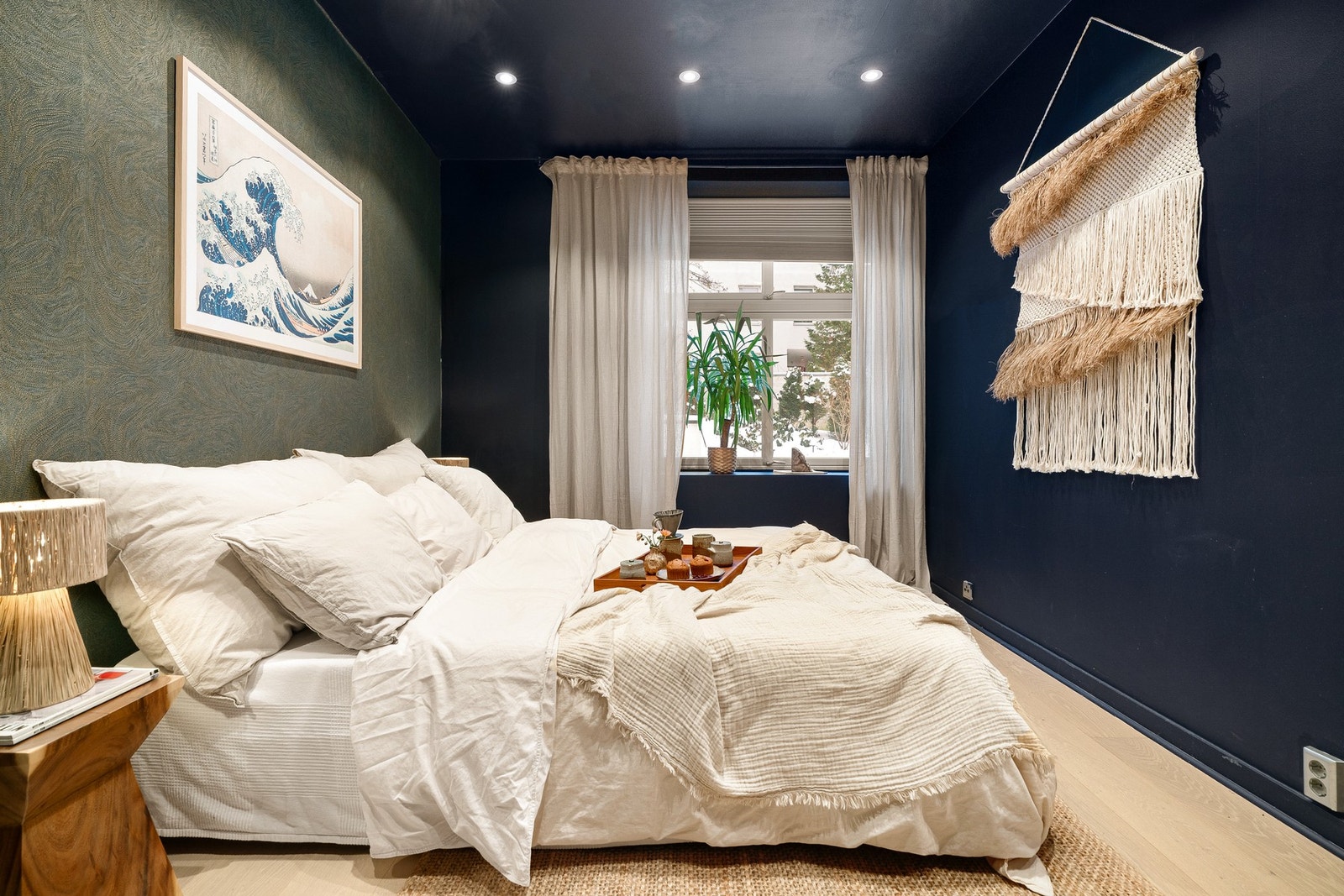 Hovedsoverommet har god plass til dobbeltseng og nattbord samt ulike oppbevaringsløsninger. Galleribilde